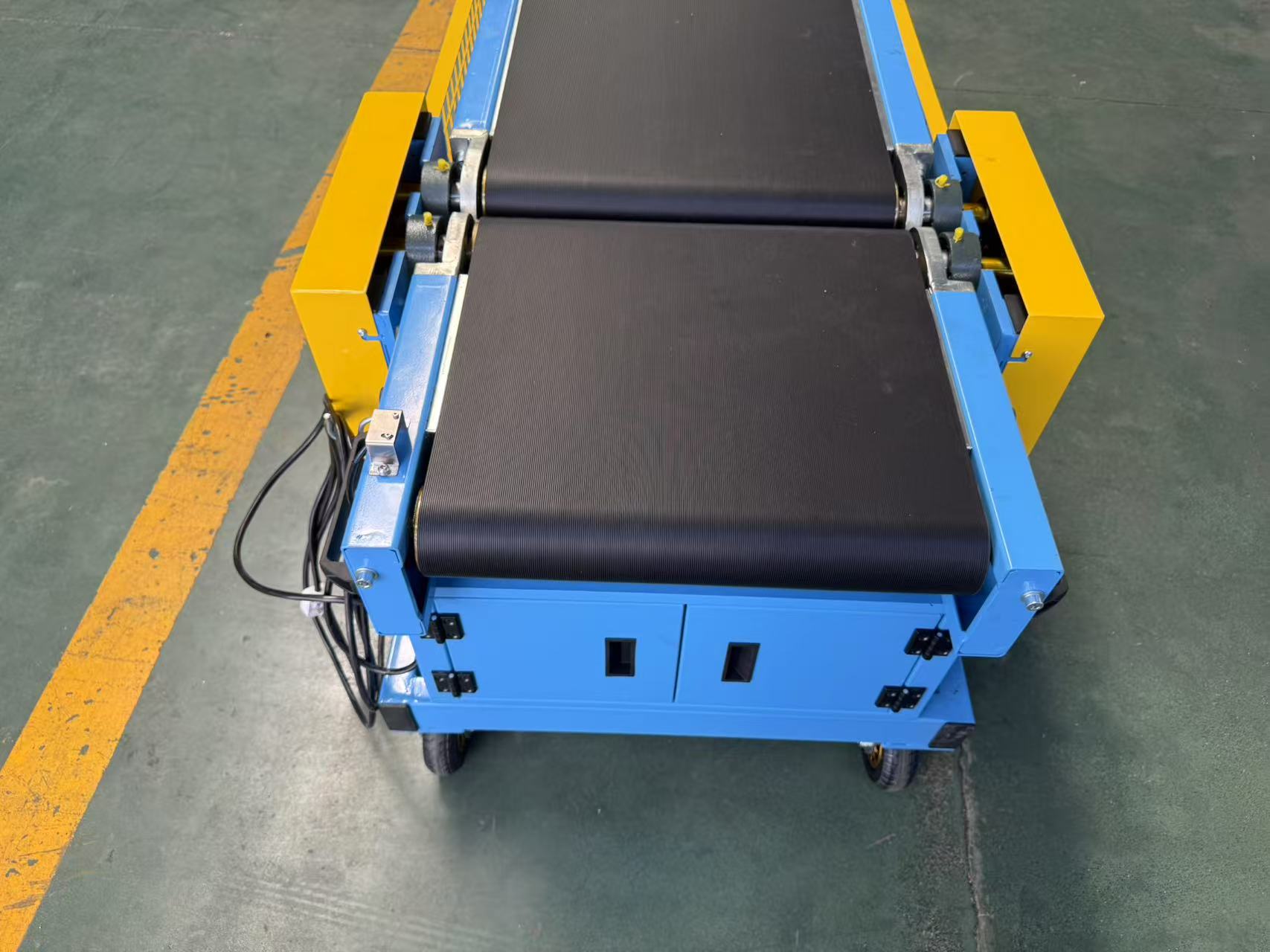 A Movable Variable Amplitude Truck Loading and Unloading Belt Conveyor 9F4E2A3552914E0AB27870FE93549714