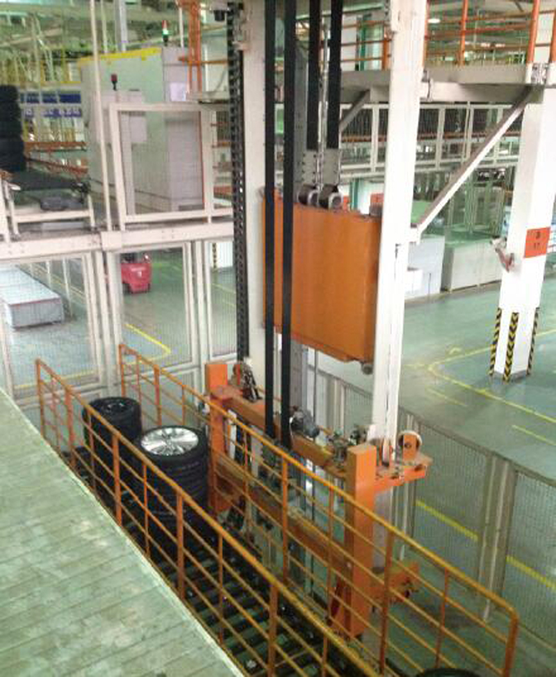 垂直エレベーターを往復します