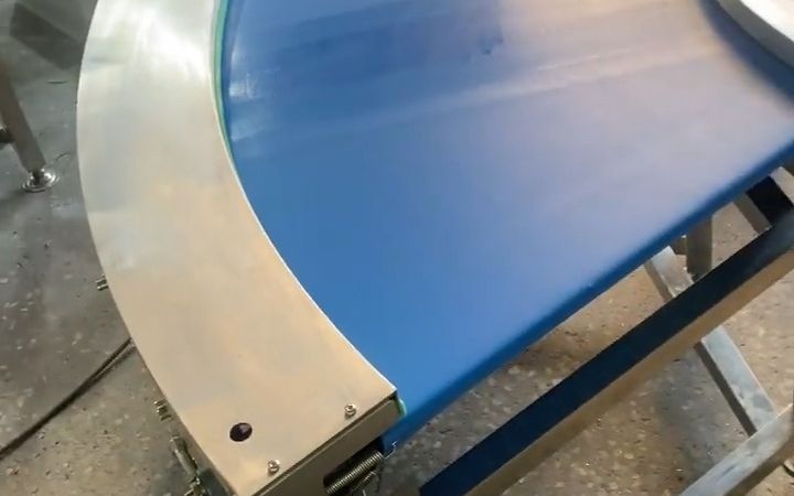 ナイフは湾曲したベルトコンベヤーを刃立てました