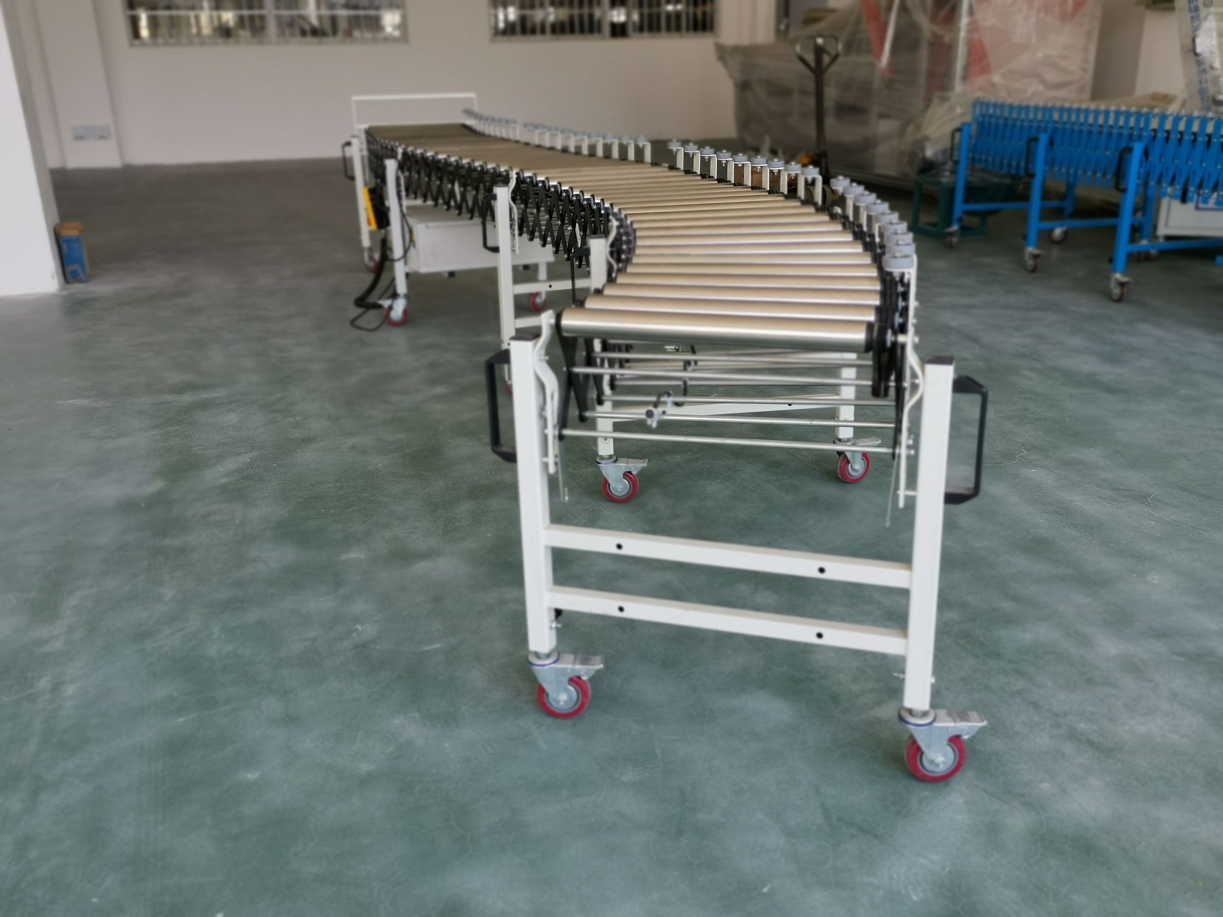 サイドガード付きの柔軟なローラーコンベア