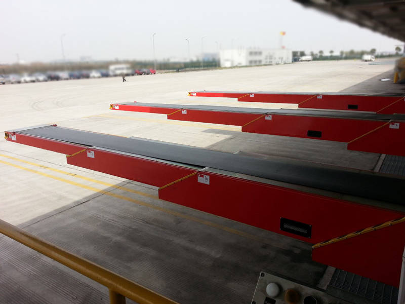 伸縮式ベルトコンベヤーを固定しました